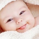 Во сколько месяцев ребенок начинает держать голову: когда, как и что делать