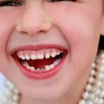 Нужно ли лечить молочные зубы: полный гид для родителей